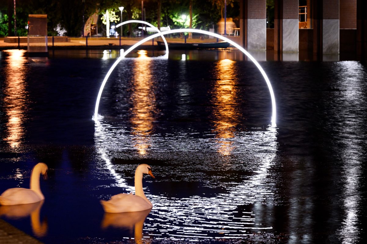 Nederland, Eindhoven, november 2022. 
'Fish are Jumping' door Studio Toer, tijdens het jaarlijkse Glow Festival in Eindhoven. 
foto: GLOW Eindhoven / Bart van Overbeeke